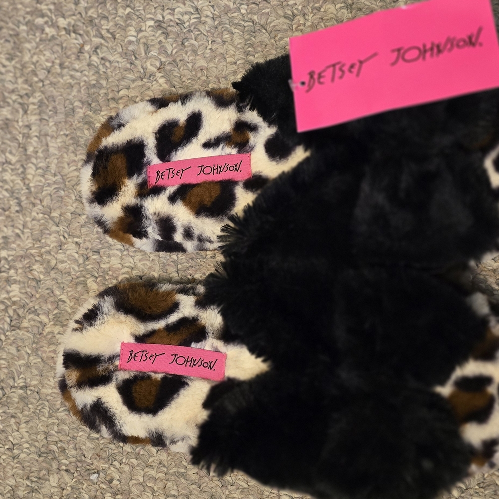 Betsey Johnson Leopard Print Womens Slippers